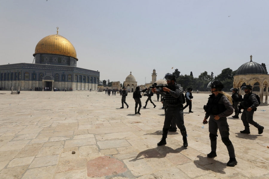 مُستوطنون يقتحمون باحات المسجد الأقصى.. وجيش الاحتلال يعتقل 15 فلسطينيًا من الضفة الغربية 1 322720 51 16230508381708853466
