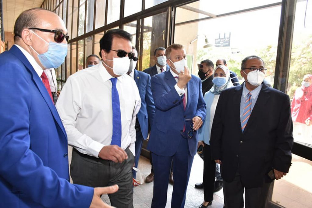 وزير التعليم العالي ورئيس جامعة عين شمس يشهدان حفل تخرج الطلاب الحاصلين على الشهادة المزدوجة 1 57e78e1a5fd1f0da8a1cb14db4aa58721707227583