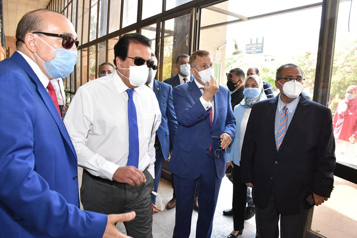 وزير التعليم العالي ورئيس جامعة عين شمس يشهدان حفل تخرج الطلاب الحاصلين على الشهادة المزدوجة 1 57e78e1a5fd1f0da8a1cb14db4aa58721707227583