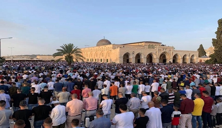 رغم قيود وتضييقات الاحتلال الإسرائيلي.. الفلسطينيون يحيون ذكرى "الإسراء والمعراج" بالمسجد الأقصى المبارك 1 6379718495042559171707396243