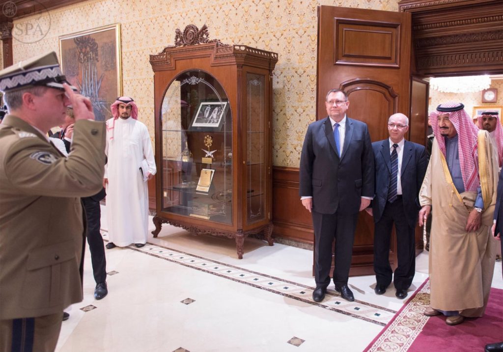 وزير الدفاع البولندي يبحث الأمن الإقليمي مع نظيره الليتواني قبيل اجتماع الناتو في بروكسل 1 911700 3789701707996306