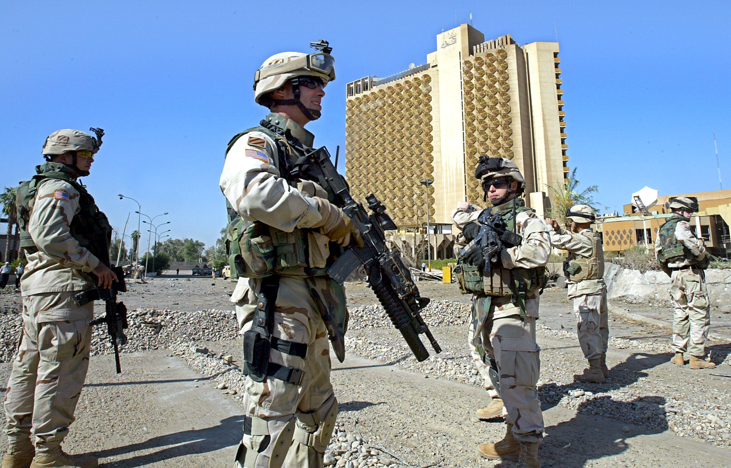 987069 صور سقوط بغداد فى أيدى القوات الأمريكية (2)1708839005