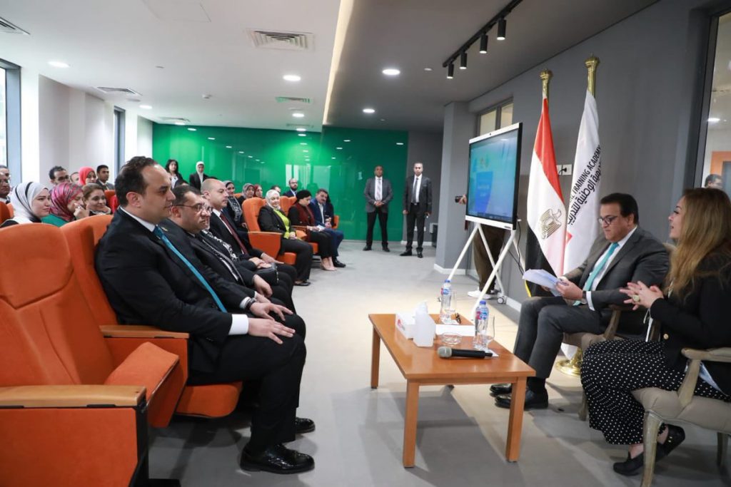 "الرعاية الصحية" و"الوطنية للتدريب" تشهدان تخريج الدفعة الأولى من برنامج تأهيل شاغلي المواقع القيادية والإشرافية 1 Fxi4ARhaAAAd87G1708517642