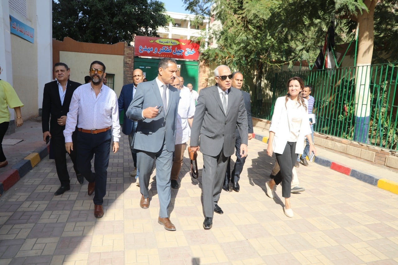 محافظ الجيزة يتابع انتظام العملية التعليمية بالمدارس ويوجه بتوفير مناخ ملائم للطلاب 1 WhatsApp Image 2022 10 04 at 121707817444