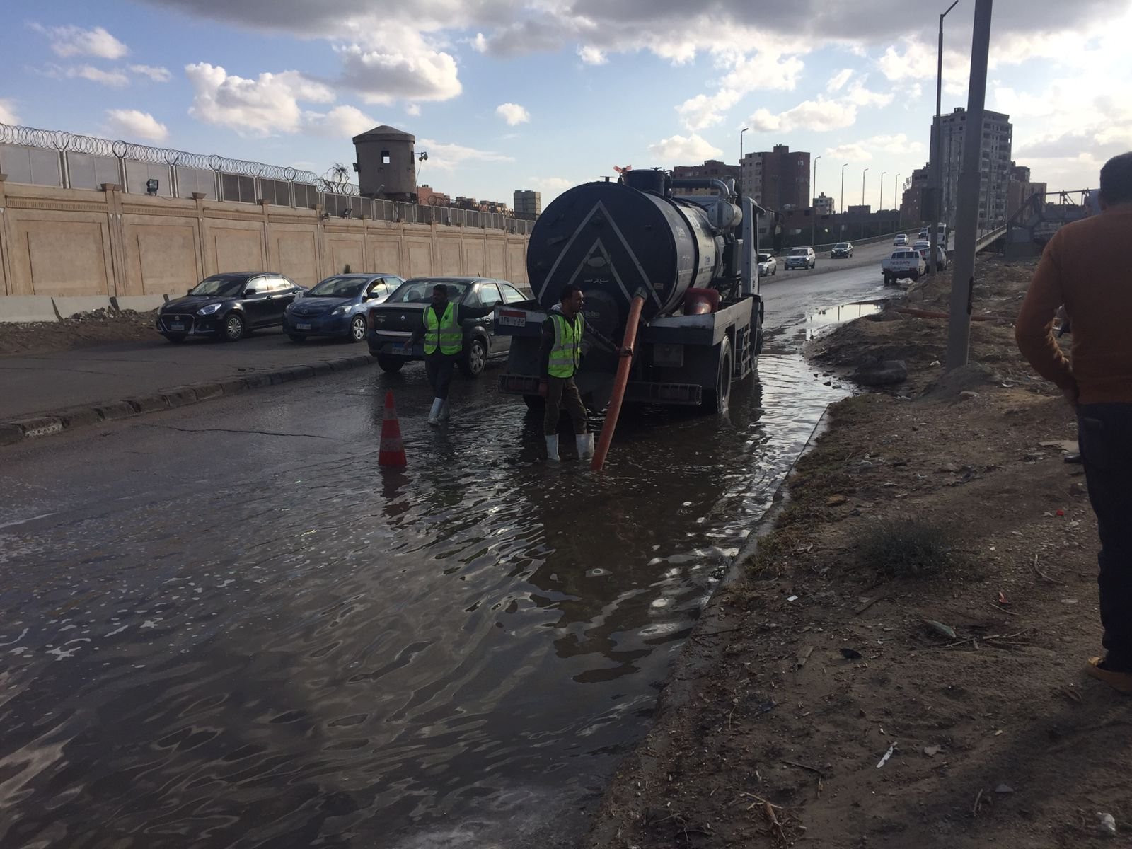 رئيس "القابضة للمياه ": استمرار عمليات سحب مياه الأمطار بنطاق محافظتي القاهرة والجيزة 1 elaosboa371651708011905