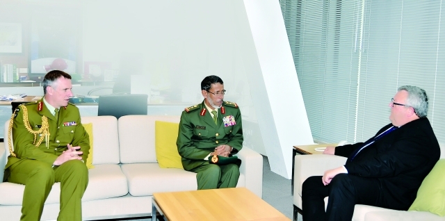 رئيس الأركان العماني يستعرض التعاون العسكري مع مسؤولين بريطانيين 1 image1708608484
