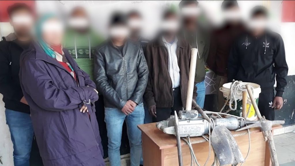 ضبط عدد من الأشخاص لقيامهم بتصوير فيديو يزعمون فيه أنهم رجال شرطة 1 maxresdefault1707741003