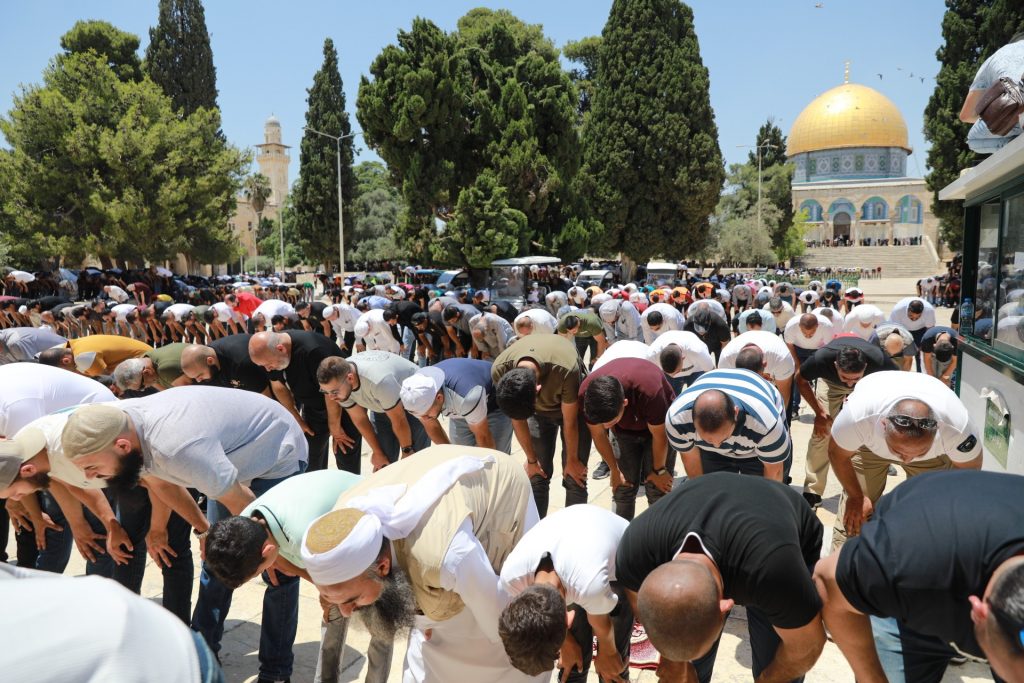 رغم قيود الاحتلال الإسرائيلي.. 25 ألفا يؤدون صلاة الجمعة في رحاب المسجد الأقصى 1 vgRxP1707481503