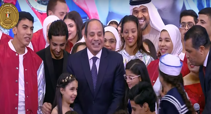 الرئيس السيسي يتوسط صورة تذكارية مع أبطال الإعاقات الذهنية في دورة الألعاب العالمية بفرنسا 1 السيسي 81709116264