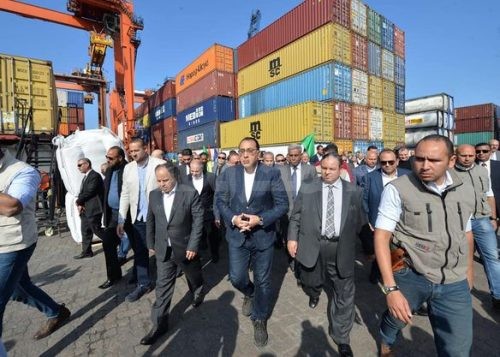 "مدبولي" يوجه بخطة إفراج تدريجي عن السلع الموجودة في الجمارك..والأولوية للسلع الغذائية والأدوية والأعلاف 1 مدبولي الأولوية فى الإفراج الجمركي للسلع الغذائية ومكونات التصنيع الغذائي والأدوية ومستلزمات الإنتاج scaled1708866483