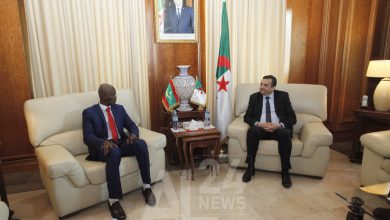 وزير الطاقة الجزائري محمد عرقاب يستقبل وزير التشغيل والتكوين المهني الموريتاني نيانغ مامودو1709161983