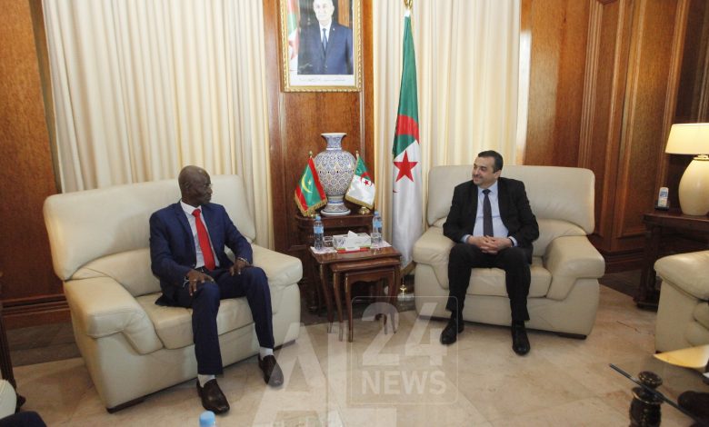 وزير الطاقة الجزائري محمد عرقاب يستقبل وزير التشغيل والتكوين المهني الموريتاني نيانغ مامودو1709161983