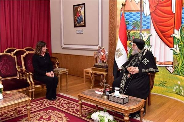 وزيرة الهجرة تتقدم بالعزاء لقداسة البابا تواضروس في مقتل الرهبان الثلاثة بجنوب إفريقيا 1 101710370025