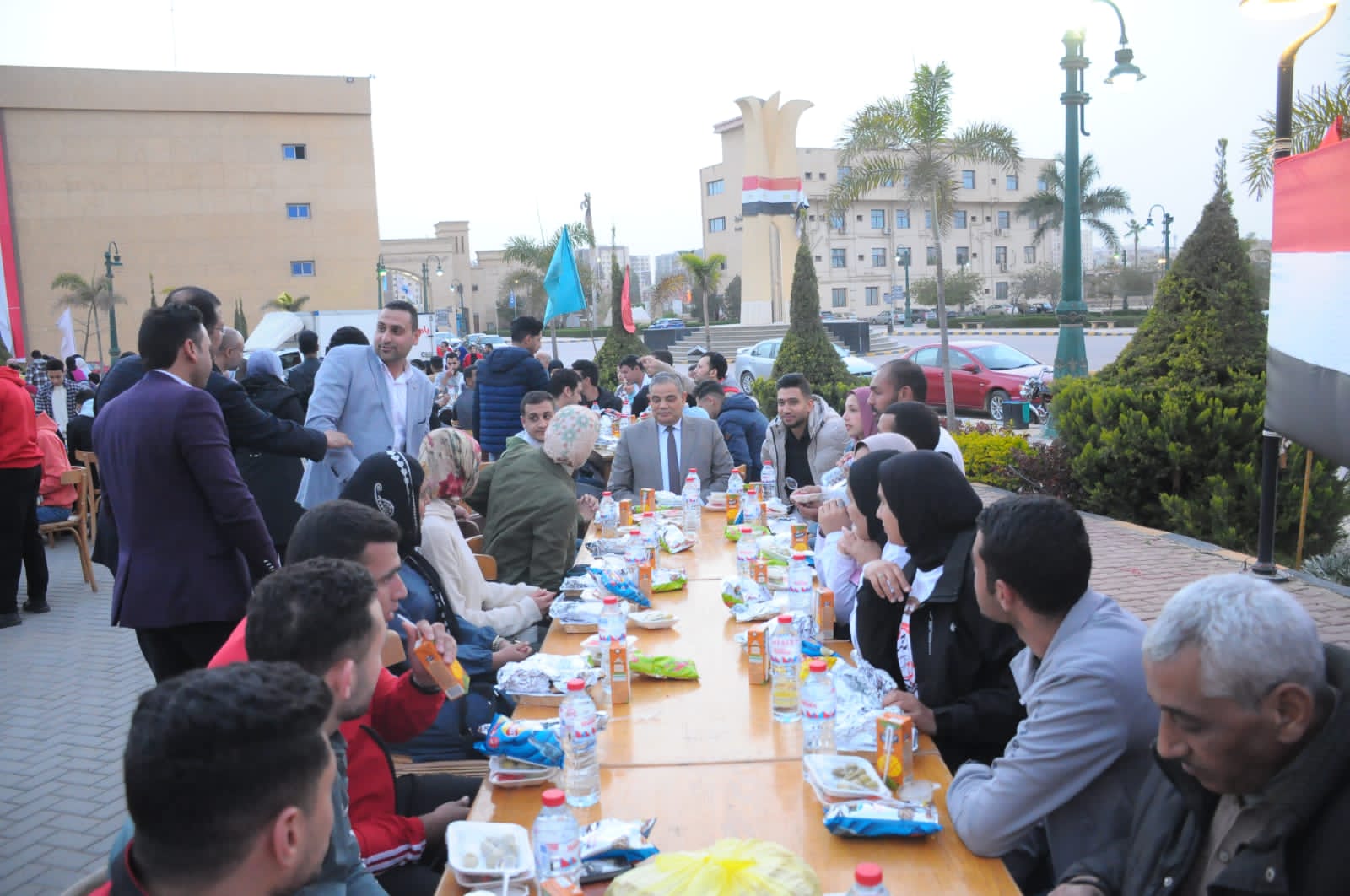 في حفل إفطار جماعي .. رئيس جامعة كفر الشيخ يكرم مجموعة من الطلبة المتفوقين في عدة مجالات 1 11710708423