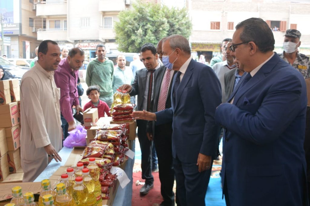 118797 محافظ القليوبية يفتتح معرض السلع الغذائية بمدينة طوخ بأسعار مخفضة (2)1709657947
