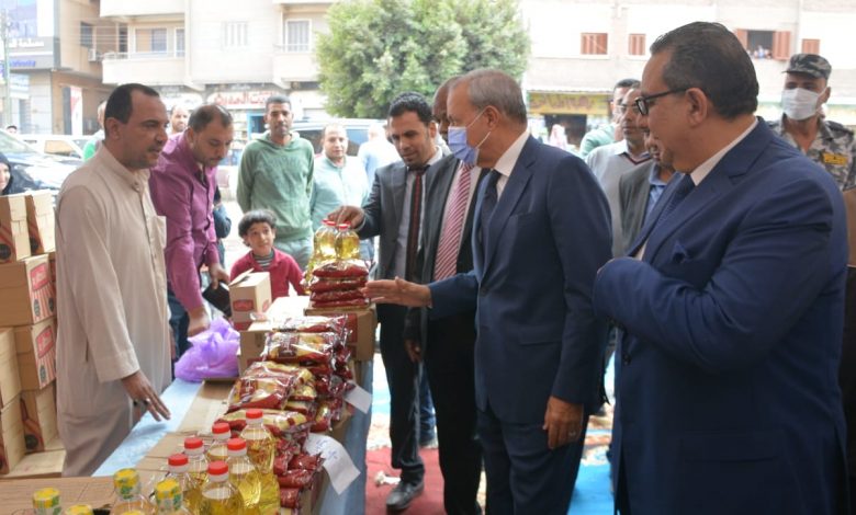 118797 محافظ القليوبية يفتتح معرض السلع الغذائية بمدينة طوخ بأسعار مخفضة (2)1709657947