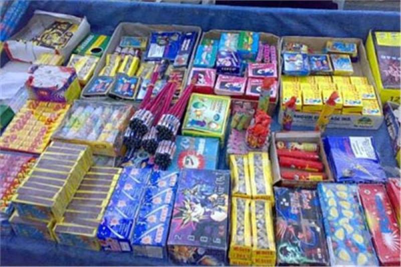 ضبط عنصر إجرامي بالفيوم لقيامه بتصنيع الألعاب النارية وبحوزته 1.2 مليون قطعة متنوعة 1 121111711880464