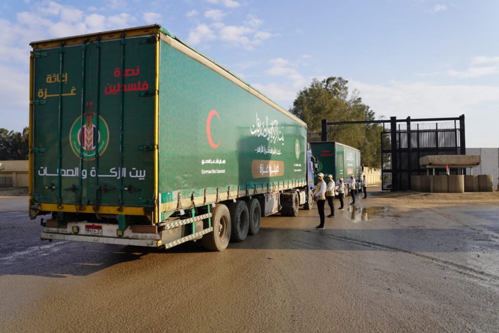 دخول 100 شاحنة عملاقة ضمن القافلة الخامسة لـ«بيت الزكاة والصدقات» إلى قطاع غزة 1 1391710321665