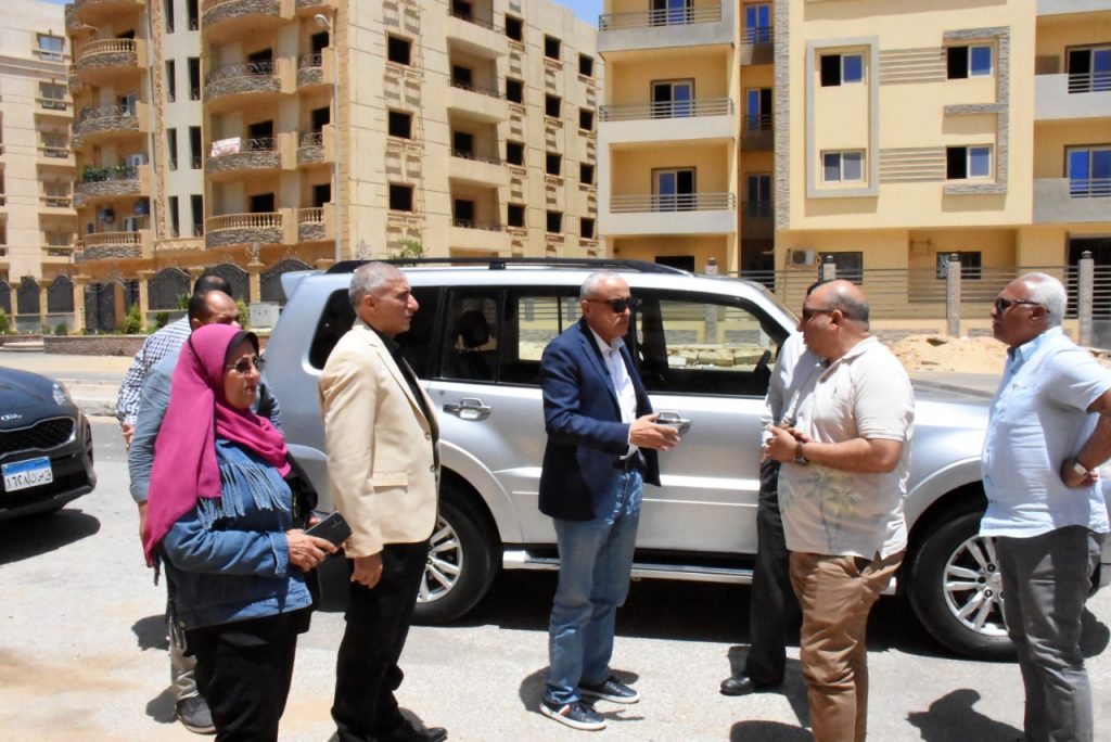 رئيس "العبور الجديدة" يتفقد مشروعات الطرق والمرافق للأراضي المضافة للمدينة 1 1461710415384