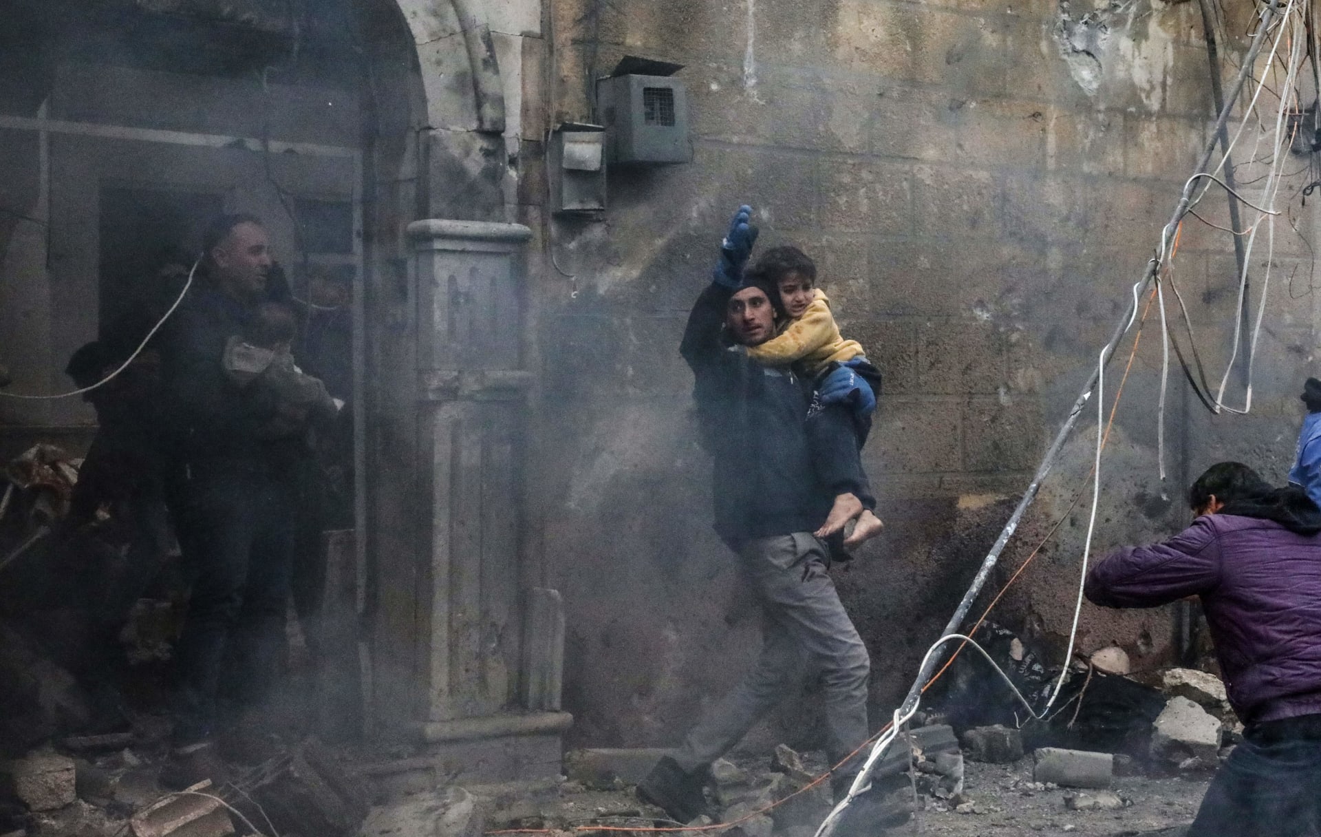مقتل وإصابة أكثر من 26 مدنيا جراء انفجار سيارة مفخخة في سوق بريف حلب الشمالي 1 1764331711862104
