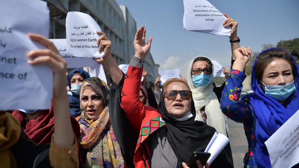 بريطانيا تجدد شعورها بالقلق البالغ إزاء تجاهل طالبان لحقوق النساء والفتيات 1 1927631709296864