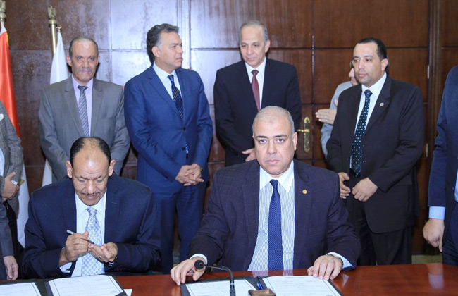 وزيرا النقل والاسكان يشهدان توقيع بروتوكول تعاون في مجال النقل البري داخل المدن الجديدة 1 19 2017 636480027071673379 1671711009564