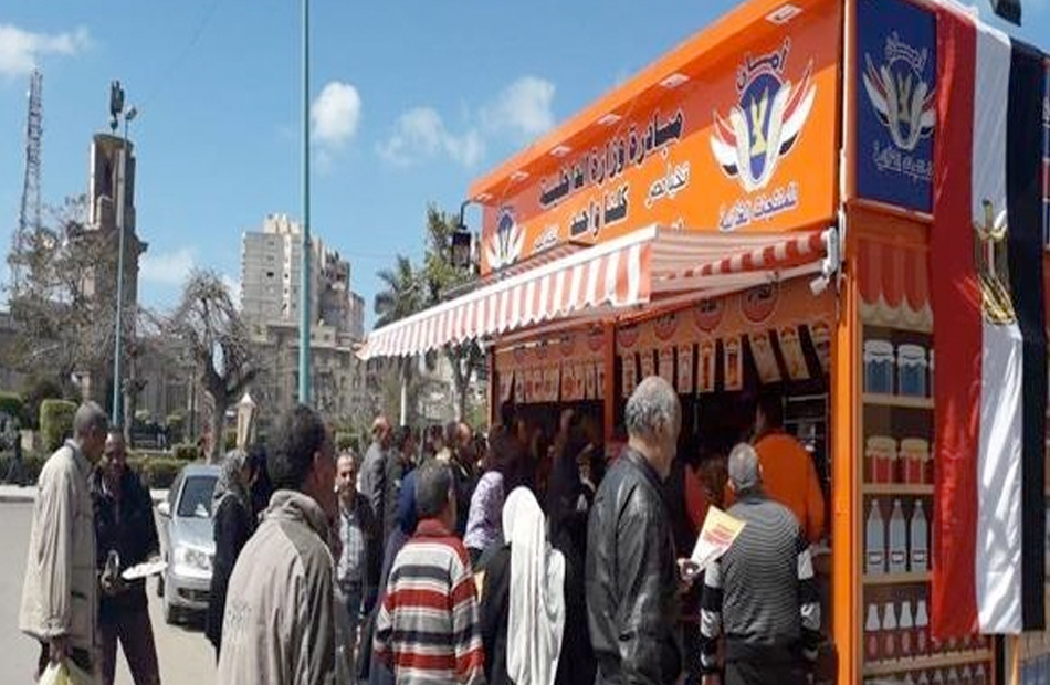 لليوم الـ15 على التوالي .. اقبال مكثف على منافذ "كلنا واحد" لشراء السلع المتنوعة بأسعار مخفضة 1 19 2021 637470889982804858 2801709280123