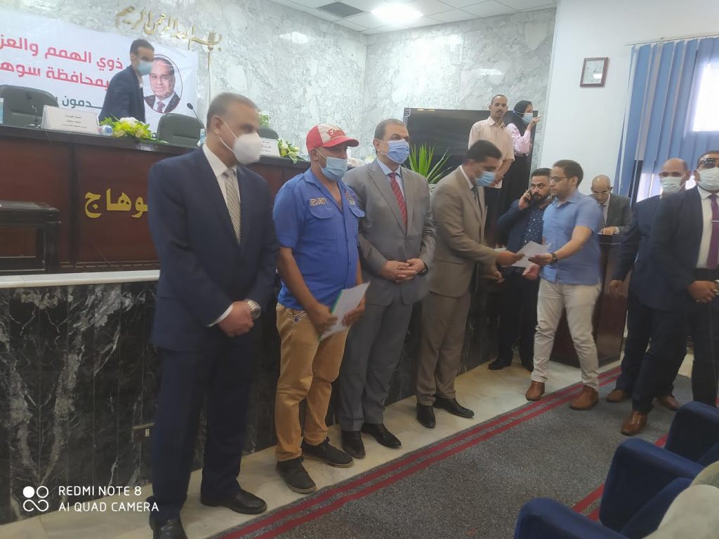 وزير العمل ومحافظ الجيزة يُسلمان 50 عقد عمل لذوي الهمم 1 2021 637616167877192403 7191710072663