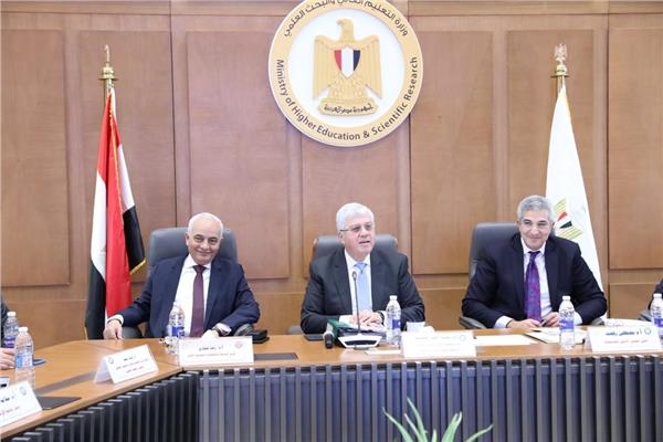 أيمن عاشور: الاهتمام بملف البعثات الدراسية يعكس اهتمام الدولة بكافة مستوياتها بملف تطوير التعليم العالي 1 202301211621103251710331025
