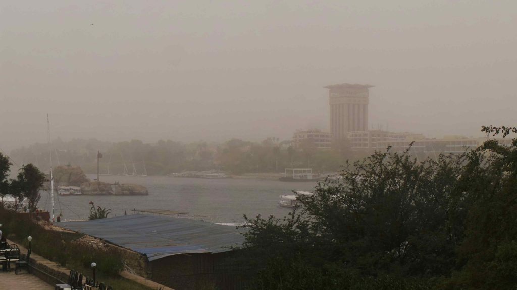 محافظ أسوان: إغلاق حركة الملاحة الجوية والنهرية بسبب العاصفة الترابية 1 206289 20190127 1447391710710343