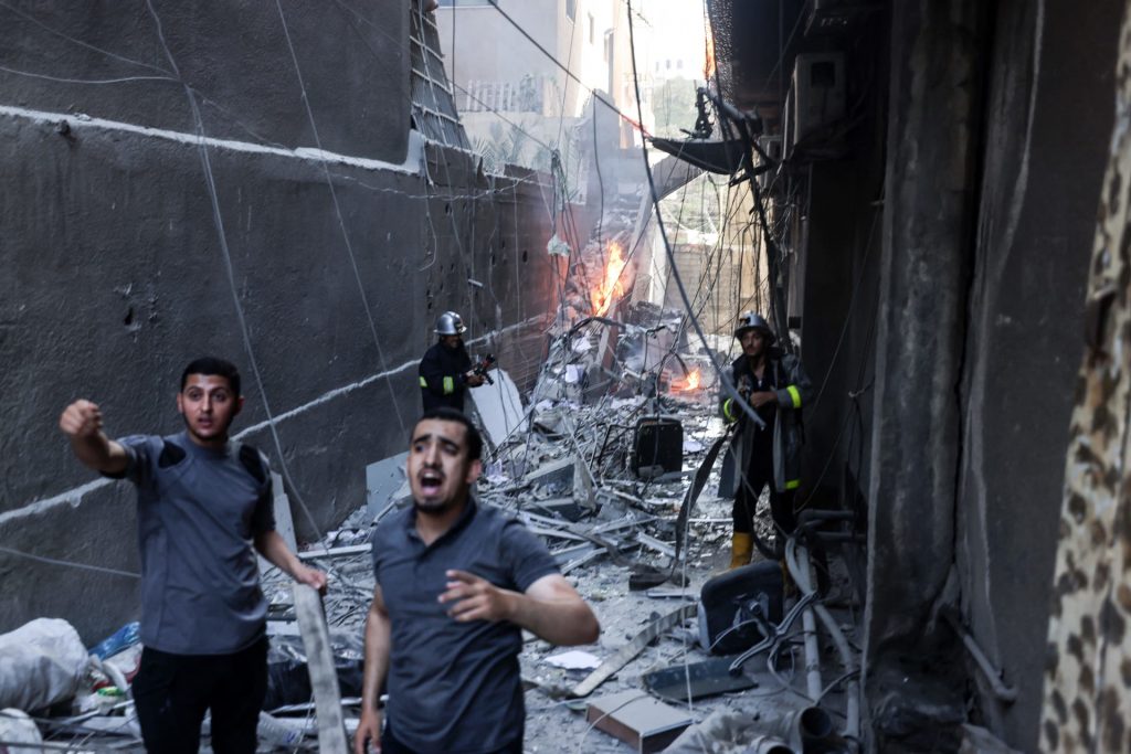 "إعلام غزة الحكومي": الاحتلال قتل أكثر من 400 شخص في مُحيط مجمع الشفاء 1 2188771711842545