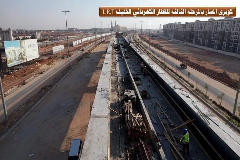 وزير النقل يسلم عقود الوحدات السكنية لتعويض شاغلي المباني المتعارضة مع القطار الكهربائي السريع 1 226 9 111711193043