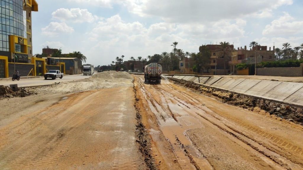 محافظ الجيزة يتفقد أعمال تطوير طريق مصر - أسيوط السريع ويوجه بمنع التعديات على الرقعة الزراعية 1 228688 رصف طريق المنصورية1711020666