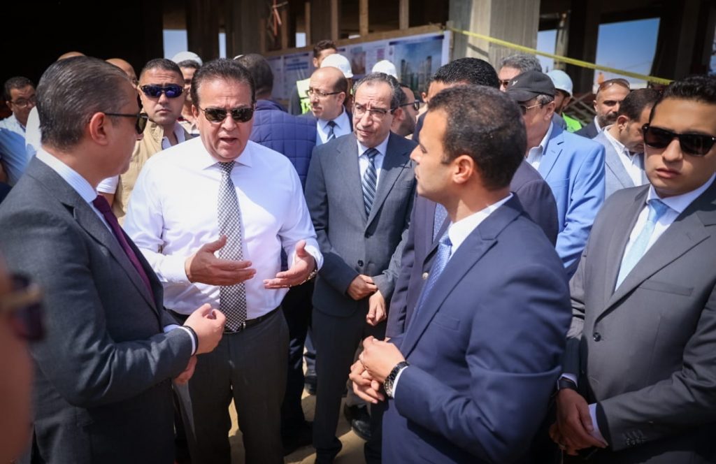وزير الصحة يشدد على سرعة الانتهاء من الأعمال الإنشائية لمستشفى العبور 1 2351710585423