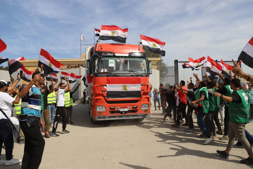 صحيفة قطرية تدعو إلى عدم استخدام الغذاء كسلاح تجويع وتحمل إسرائيل مسئولية تواتر المساعدات لقطاع غزة 1 2591781710497884
