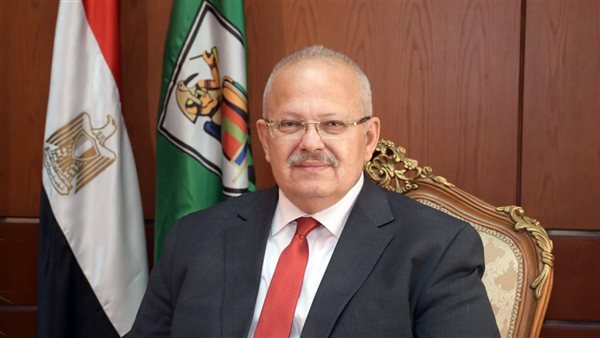 رئيس جامعة القاهرة يستعرض تقريرا حول نتائج أعمال القافلة التنموية لقرية الكداية بمركز أطفيح 1 2681709544785