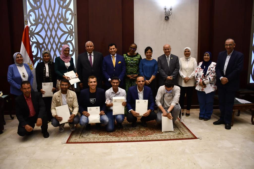 وزير الشباب والرياضة يسلم المنح المالية المقدمه من منظمة تمويل المشروعات الصغيرة للشباب 1 27 10 2022 09 25 59 GomhuriaOnline 3516668555591709582586