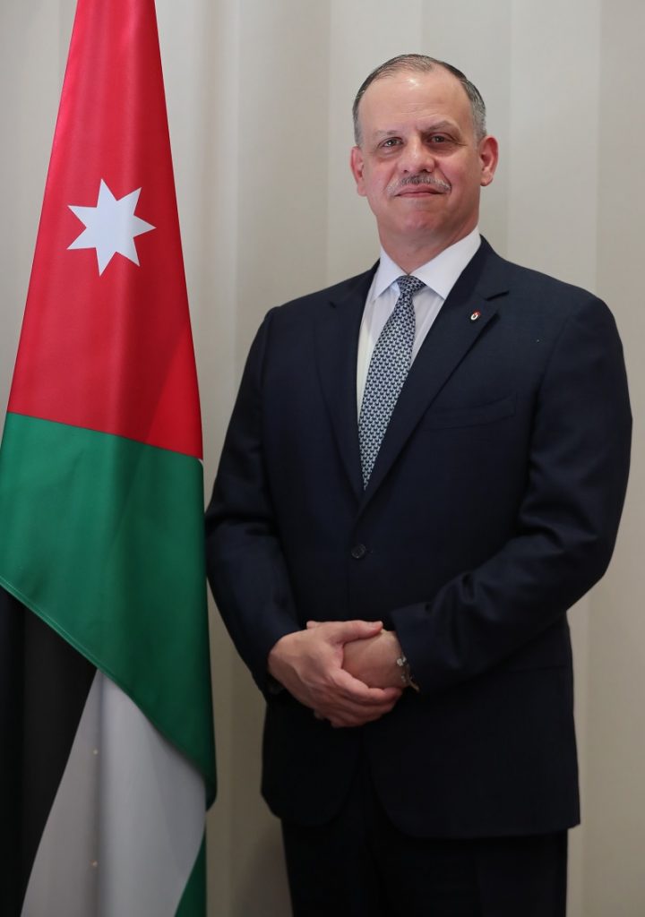 وزير الأوقاف يهدي موسوعة رؤية إلى الأمير فيصل بن الحسين 1 285447 48 16023946611710515523