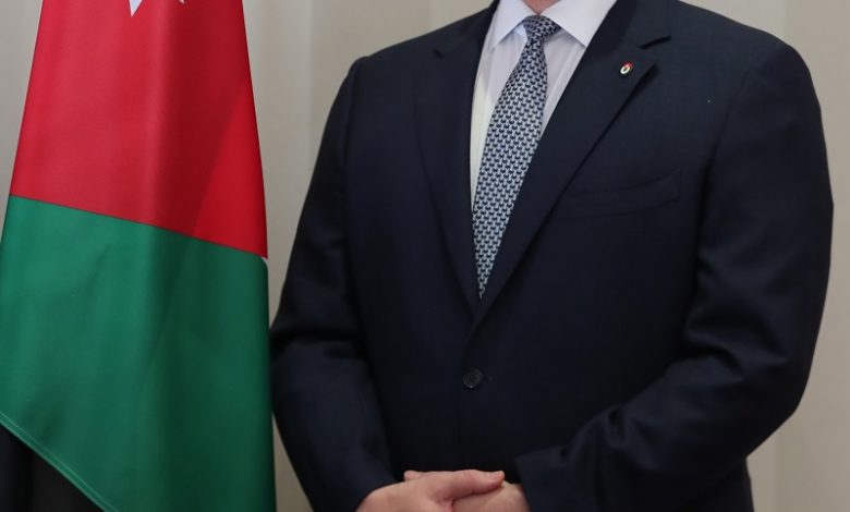 وزير الأوقاف يهدي موسوعة رؤية إلى الأمير فيصل بن الحسين 1 285447 48 16023946611710515523