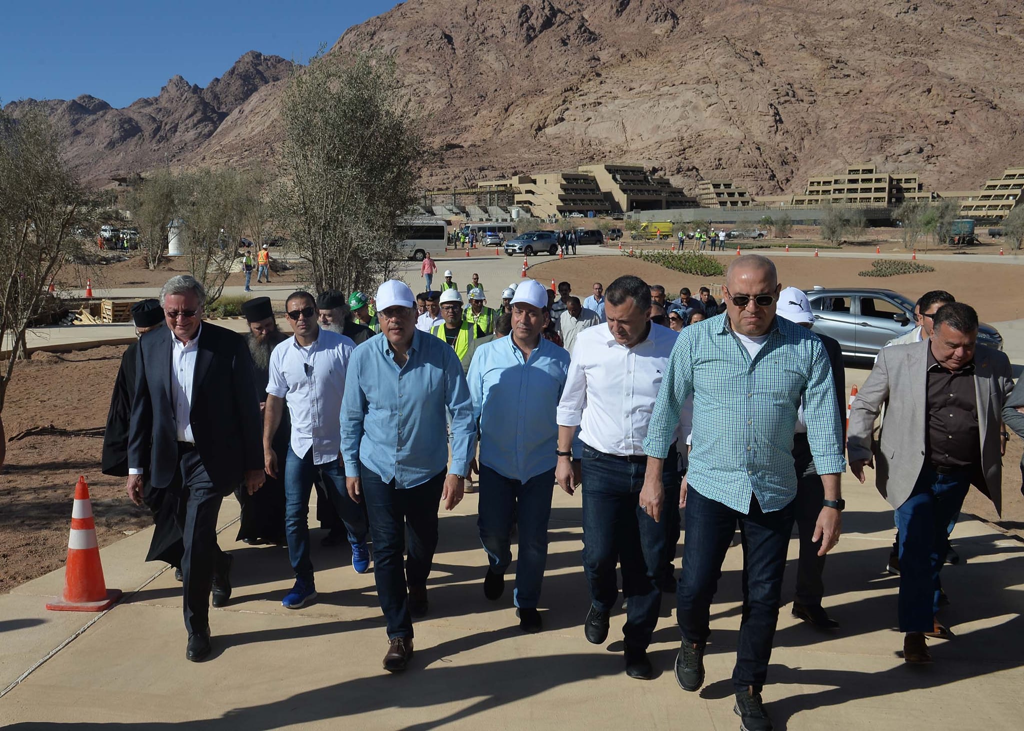 رئيس الوزراء يتفقد النُزل البيئي الجديد ومركز الزوار الجديد بمشروع تطوير "موقع التجلي الأعظم " 1 311879891 525111612992597 3446403327891279562 n1710077043