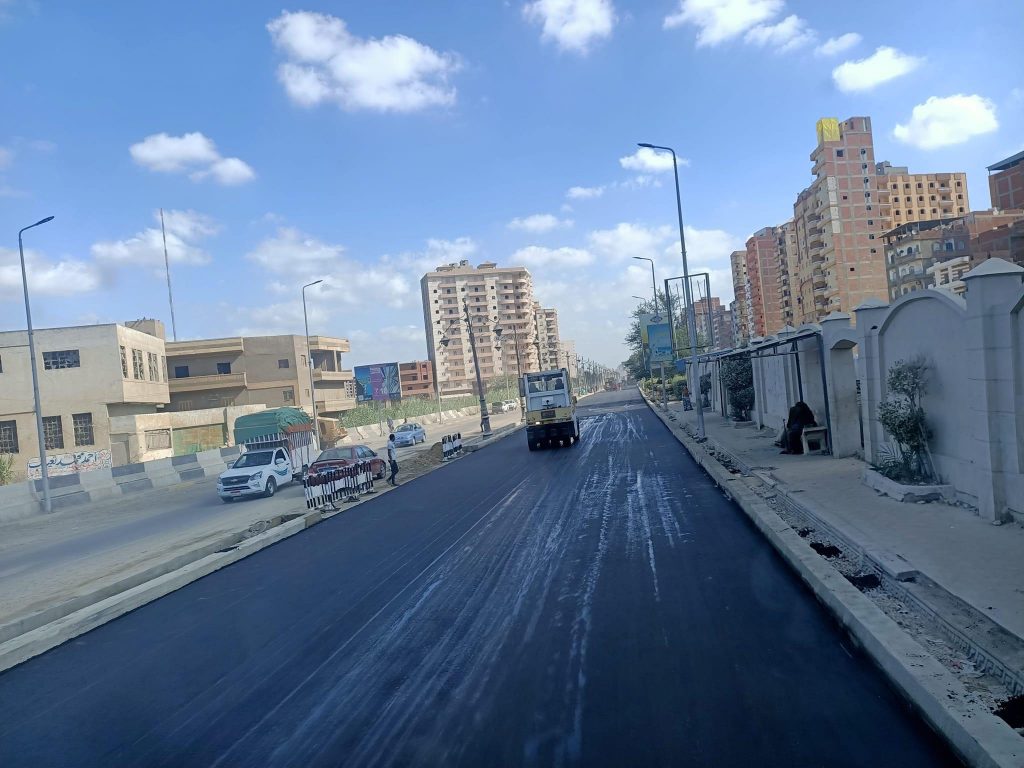 376836 نائب محافظ الغربية يتفقد أعمال الرصف والتطوير بحى ثان المحلة الكبرى (1)1711625763
