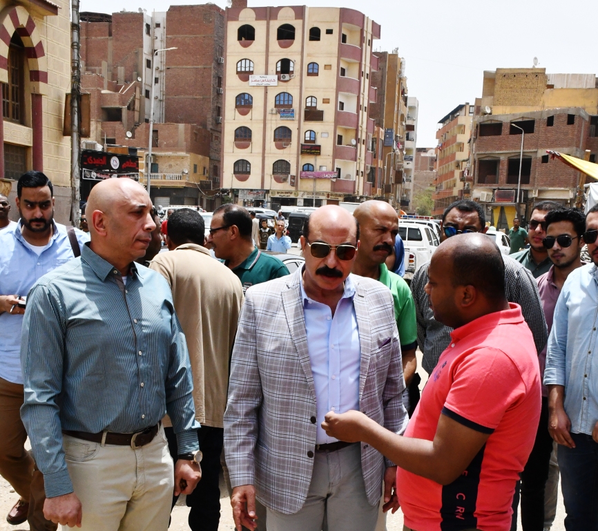 محافظ أسوان يوجه بإنهاء أعمال الرصف والتطوير الجارية بالطرق الرئيسية والداخلية 1 6101709457127