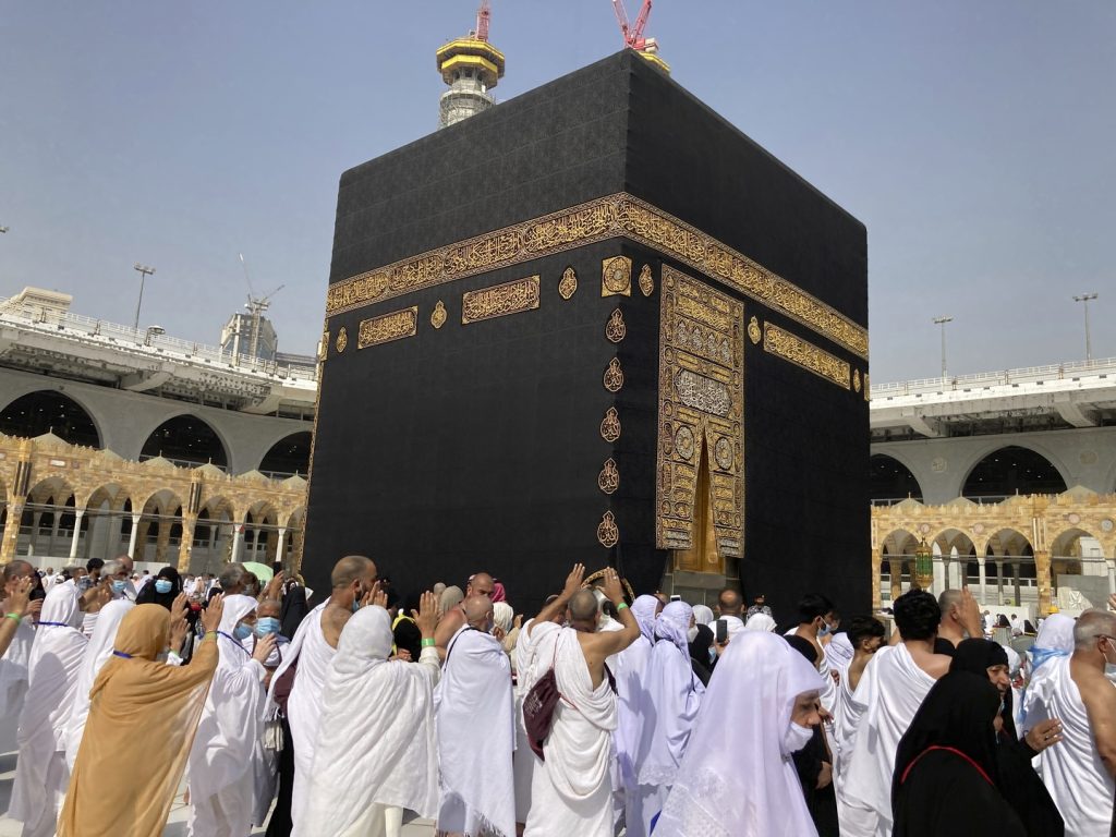 رحلة حج للأم المثالية الأولى بجنوب سيناء.. والمحافظ: الأم المصرية تقدم أروع النماذج في التضحية 1 629b30104c59b74a041ce2671711553344