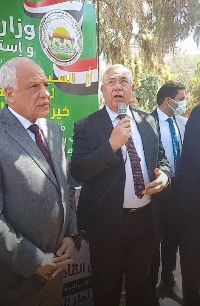 وزير الزراعة يتفقد معرض "خير مزارعنا لأهالينا" بالدقي.. ويوجه بضرورة أن يلمس المواطن إجراءات خفض الأسعار 1 7871711811583