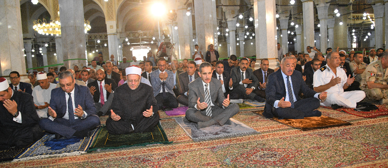محافظ الغربية والمفتي يؤديان صلاة التراويح بالمسجد الأحمدي.. واتحاد عمال أسيوط ينظم إفطارا جماعيا 1 9921710963065
