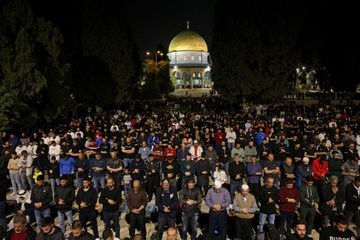 35 ألفا يؤدون صلاتي العشاء والتراويح بالمسجد الأقصى رغم ممارسات الاحتلال الإسرائيلي 1 9991710184684