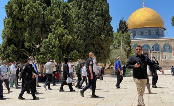 مُستوطنون يقتحمون الأقصى ويؤدون طقوسًا تلمودية في باحاته بحماية شرطة الاحتلال الإسرائيلي 1 99991960251710670454