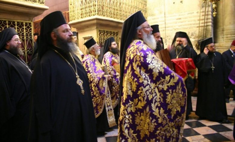 church sepulcher greek orthodox priests easter 2004 d23001711566244