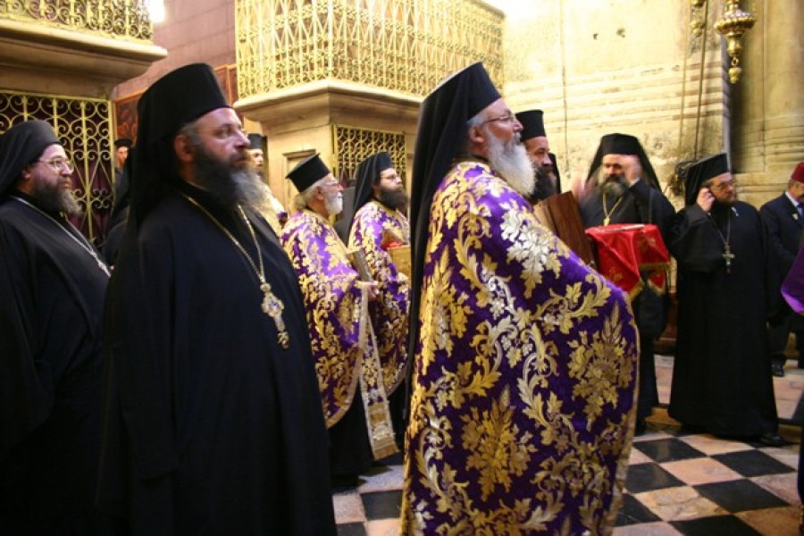 church sepulcher greek orthodox priests easter 2004 d23001711566244