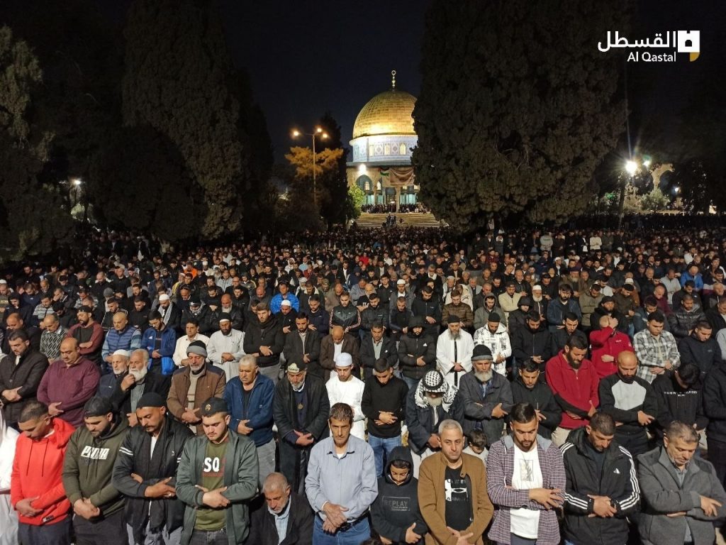 45 ألف مُصل يؤدون صلاتي العشاء والتراويح في رحاب الأقصى 1 e22BK1711222383